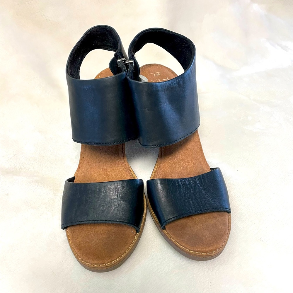 TOMS / Black Strap Sandal / Block Heel